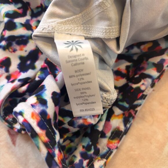 Athleta High Rise Multicolor Watercolor Chaturanga Capri Pants Size Medium - Picture 4 of 5